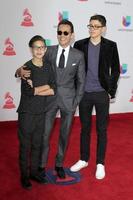 las vegas, 17 de novembro - ryan adrian muniz, marc anthony, cristian marcus muniz na 17ª premiação anual do latin grammy na t-mobile arena em 17 de novembro de 2016 em las vegas, nv foto