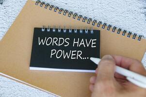 palavras têm texto de poder no bloco de notas preto. conceito motivacional. foto