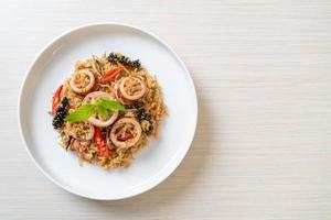 manjericão e ervas picantes arroz frito com lula ou polvo