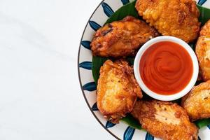 frango frito crocante com molho de peixe foto