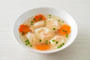 sopa de bolinho de camarão em tigela branca foto