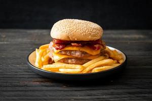 hambúrguer de porco com queijo, bacon e batata frita foto