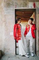 feliz jovem casal asiático em vestidos tradicionais chineses foto