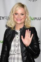 los angeles, 6 de março - amy poehler chega ao painel de parques e recreação no paleyfest 2012 no teatro saban em 6 de março de 2012 em los angeles, ca foto