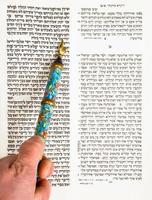 bar mitzvah menino praticando a leitura da Torá close-up foto