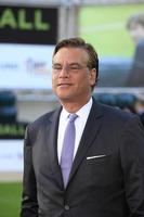 los angeles, 19 de setembro - aaron sorkin chega na estreia mundial do moneyball no paramount theatre of the arts em 19 de setembro de 2011 em oakland, ca foto