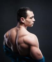 modelo masculino musculoso mostrando as costas