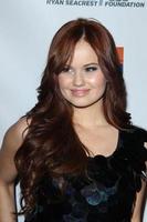 los angeles, 15 de fevereiro - debby ryan chega à estréia do radio rebel telefilm no amc citywalk stadium 19 em 15 de fevereiro de 2012 em los angeles, ca foto