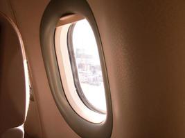 janela de avião típica da vista do assento do passageiro e fundo escuro para o conceito de atmosfera de sonho de papel de parede foto