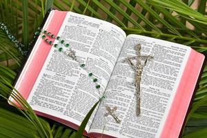 cristianismo - bíblia e crucifixo foto