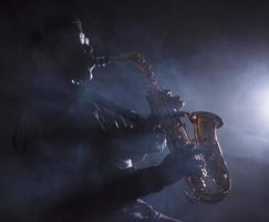 músico de jazz africano tocando saxofone