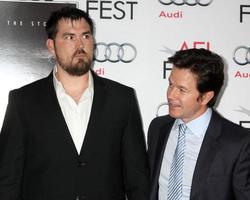 los angeles, 12 de novembro - marcus luttrell, mark wahlberg na estreia mundial do sobrevivente solitário no afi fest no tcl teatro chinês em 12 de novembro de 2013 em los angeles, ca foto