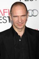 los angeles, 11 de novembro - ralph fiennes na exibição da mulher invisível no afi fest no tcl teatro chinês em 11 de novembro de 2013 em los angeles, ca foto