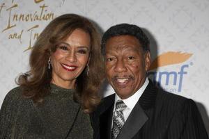 los angeles, 13 de outubro - marilyn mccoo, billy davis jr na 10th alfred mann foundation gala em robinson-may lot em 13 de outubro de 2013 em beverly hills, ca foto