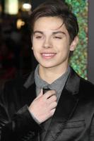 los angeles, 5 de dezembro - jake t austin chega na estreia mundial da véspera de ano novo no teatro chinês graumans em 5 de dezembro de 2011 em los angeles, ca foto