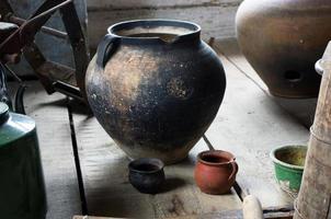 cena doméstica antiga com cerâmica vintage