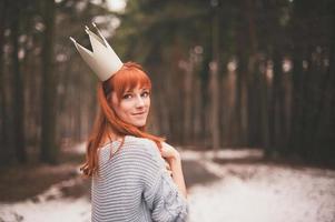 jovem mulher com coroa na floresta. foto