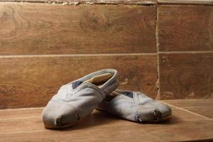 sapatos de criança sujos velhos foto