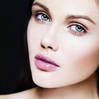modelo de mulher bonita com maquiagem brilhante e lábios rosa foto