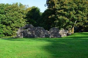 ruínas de pedra e paisagismo no castelo dunstaffnage foto