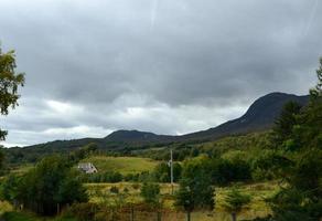 nuvens de tempestade sobre o parque nacional de cairngorms na escócia foto