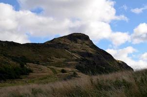 assento de arthur em edimburgo com nuvens brancas inchadas foto