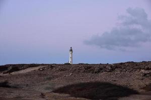 céu rosa sobre o farol da califórnia ao amanhecer foto