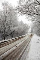 a estrada coberta de neve para uma temporada de inverno foto