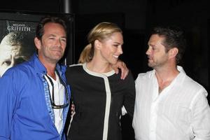 los angeles, 14 de agosto - luke perry, naomi lowde-priestley, jason priestley no dark tourist la premiere no arclight hollywood theatres em 14 de agosto de 2013 em los angeles, ca foto