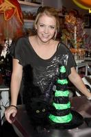 los angeles, 27 de outubro - melissas joan hart em sua loja de doces sweet harts para clientes de halloween em sweet harts em 27 de outubro de 2011 em sherman oaks, ca foto