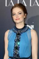 los angeles, 6 de dezembro - emma stone na estreia mundial la la land no village theatre em 6 de dezembro de 2016 em westwood, ca foto