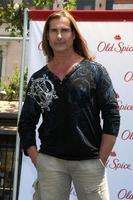 los angeles, jul 28 - fabio em uma aparição pública para promover o épico old spice challenge no grove em 28 de julho de 2011 em los angeles, ca foto