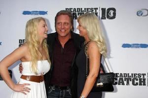 los angeles, 22 de abril - mandy hansen, sig hansen, june hansen na exibição de estreia da 10ª temporada no arclight hollywood theaters em 22 de abril de 2014 em los angeles, ca foto