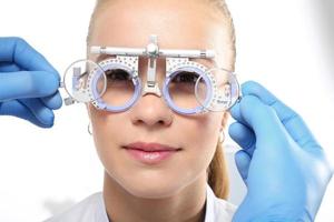 o paciente em um oftalmologista, seleção de óculos foto