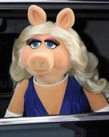 los angeles, 11 de março - miss piggy at the muppets most wanted, los angeles estréia no teatro el capitan em 11 de março de 2014 em los angeles, ca foto