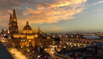 méxico, basílica da catedral de guadalajara no centro histórico perto da plaza de armas e da libertação foto