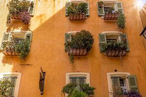 frança, riviera francesa, ruas cênicas da cidade velha de cannes no centro histórico perto do palácio dos festivais foto