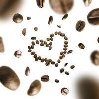 grãos de café em forma de coração em voo em um fundo branco foto