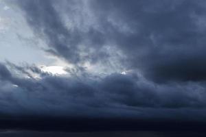 o céu escuro com nuvens pesadas convergindo e uma violenta tempestade antes da chuva. foto