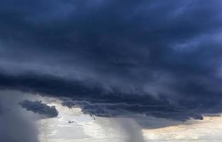 o céu escuro com nuvens pesadas convergindo e uma tempestade violenta antes da chuva. céu de mau tempo. foto