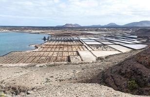 lagoa natural de evaporação de sal na ilha de lanzarote em salinas de janubio, ilhas canárias, espanha foto