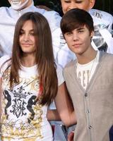 los angeles, 26 de janeiro - paris jackson, justin bieber no michael jackson imortalizou a impressão da mão e a cerimônia da pegada no teatro chinês graumans em 26 de janeiro de 2012 em los angeles, ca foto