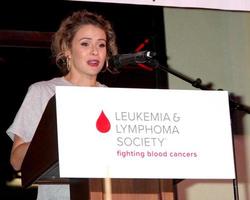 los angeles, 6 de outubro - linsey godfrey at the light the night the walk to be be the leucemia-lymphoma society at sunset-gower studios em 6 de outubro de 2013 em los angeles, ca foto