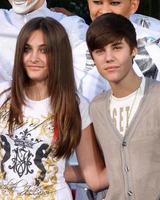 los angeles, 26 de janeiro - paris jackson, justin bieber no michael jackson imortalizou a impressão da mão e a cerimônia da pegada no teatro chinês graumans em 26 de janeiro de 2012 em los angeles, ca foto