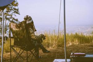 viajar relaxe no acampamento de férias na montanha. turistas de jovem acampar relaxam na montanha na selva. natureza verde montanhas alcance barraca de acampamento. foto