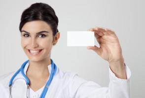 sorridente médico mulher com espaço em branco vazio nas mãos.