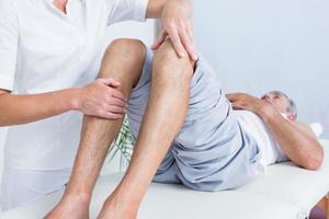 homem tendo massagem no joelho