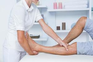 homem tendo massagem nas pernas