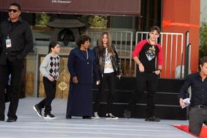 los angeles, 26 de janeiro - cobertor, katherine, paris, prince jackson no michael jackson imortalizou a impressão da mão e a cerimônia da pegada no teatro chinês graumans em 26 de janeiro de 2012 em los angeles, ca foto