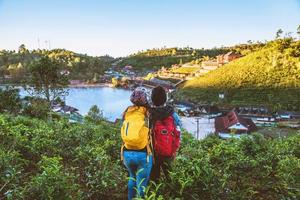 casal asiático viajando na zona rural da vila tailandesa de ban rak. viagens, camping no inverno, relaxamento ao ar livre, casais românticos. foto